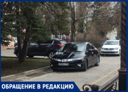 Автохамы продолжают парковаться на пешеходном бульваре в центре Ставрополя