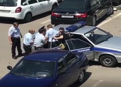 Шестеро полицейских с трудом затолкали в машину агрессивного "рычащего" мужчину в Пятигорске