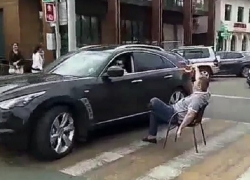 Дерзкий мужчина с кружкой пива расселся на пешеходном переходе в Кисловодске и попал на видео