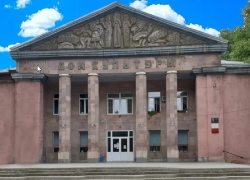 Подрядчик в Кировском округе просрочил работы по ремонту крыши Дома культуры в станице Зольской