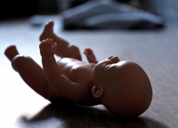 Мать уронила полугодовалую дочь при кормлении в Ессентуках