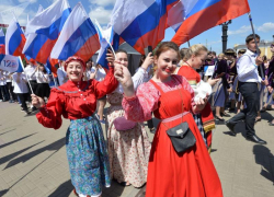 Календарь: традиции и история первого постсоветского праздника — Дня России
