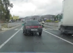 Захватывающее видео погони за едва не сбившим женщину "бесправным" водителем "десятки" появилось на Ставрополье