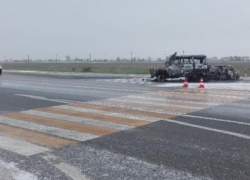 Два автомобиля сгорели на трассе из-за уставшего водителя в районе МинВод