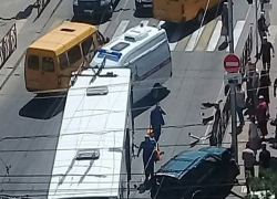 Две пассажирки пострадали в серьезном ДТП с вылетевшим на «красный» автобусом и джипом в Ставрополе