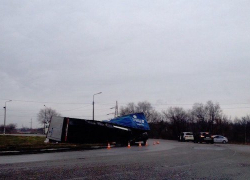 В Невинномысске перевернулся грузовик