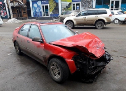 Красная легковушка на полной скорости "влетела" в фургон в Ессентуках