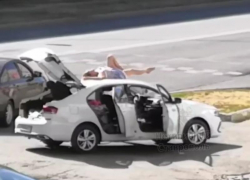 Ставропольчанка устроила музыкальный перфоманс на крыше автомобиля