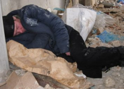 Бездомный уснул вблизи горящего дома