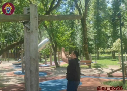 Деревянная балка на качелях рухнула на ребенка в Новопавловске