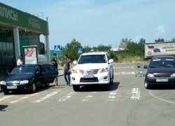Автохам бросил внедорожник на «зебре» посреди дороги в Ставропольском крае