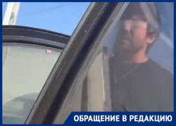 «Животное тупое, выходи отсюда»: водитель такси в Ставрополе без причины вышвырнул пассажирку из авто  