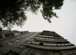 С крыши дома в Ставрополе упал 8-летний школьник