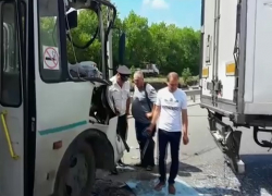 Автобус с 15 пассажирами столкнулся с фурой и "легковушкой" на Ставрополье - семь человек в больнице