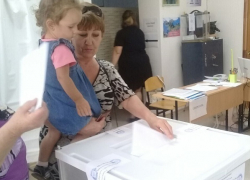 На повышение детских пособий и внимание к молодым семьям надеются голосующие жители КЧР