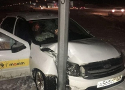 Водитель такси врезался в столб и скрылся с места ДТП в Ставрополе