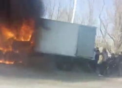 Вспыхнувший грузовик срочно разгружали прохожие на улице в Ставрополе