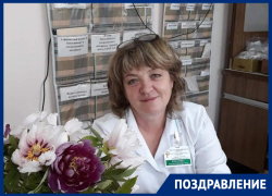 Старшая медсестра Краевого клинического Центра СВМП №1 Ольга Кулагина празднует день рождения