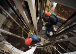 Падением грузового лифта с рабочими в Ставрополе заинтересовались следователи