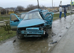 Водитель и пассажир погибли в страшном столкновении ВАЗ-2111 с КамАЗом под Ставрополем