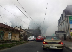 Жилой дом загорелся в центре Ставрополя