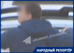 Неизвестные в Ставрополе поменяли номера машины за 3 секунды: видео
