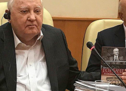 Михаил Горбачев полюбовался ножками ставропольчанки и удивился, что его не любят