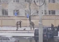 Подорвать машину офицера Минобороны РФ планировала 18-летняя девушка в Ставрополе: видео с задержания 