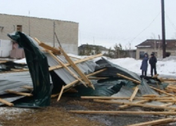 Ветер сорвал крышу учебного здания школы в городе Лермонтов