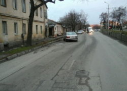 В Пятигорске "Мерседес" врезался в многоэтажку