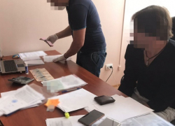 Директора школы в Минеральных Водах поймали на взятке в 28 тысяч рублей  