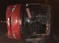 Пассажирский автобус перевернулся из-за порывистого ветра на ставропольской трассе