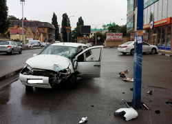 Водитель легковушки в Пятигорске протаранил рекламную конструкцию