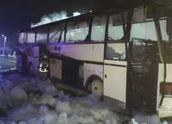 В Дагестане загорелся рейсовый автобус, следовавший из Ставрополя в Каспийск — видео