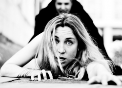 В Невинномысске мужчина искусал женщину и украл у нее сумку