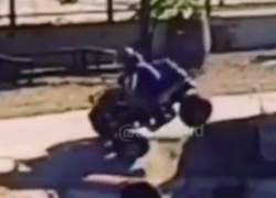 Упавшего в озеро водителя квадроцикла сняли на видео в Буденновске