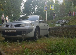 Уходившая от погони "Рено" снесла электрощиток и "вылетела" под пятиэтажку в Кисловодске, - очевидцы