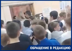 Давка из-за бесплатной еды: блогер в сельской школе Ставрополья шокировал детей и родителей