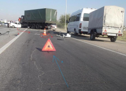 Водитель "Приоры" уснул за рулем и въехал под КамАЗ на Ставрополье