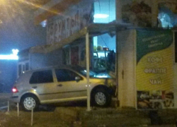 Иномарка въехала в витрину овощного магазина в Ессентуках