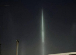 Световые столбы в небе над Минеральными Водами: редкое явление попало на видео