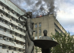 Серьезный пожар в центре Ставрополя: из-за горящей кровли многоэтажки эвакуировали более 50 человек 