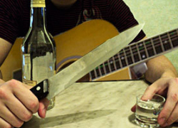 Во время застолья житель Ставрополья ударил приятеля ножом