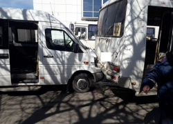 80-летняя пассажирка маршрутки серьезно пострадала в тройном ДТП в Ставрополе