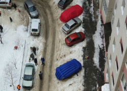 Оригинальные способы уберечь свои авто от падающего снега изобретают водители Ставрополя