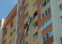 Драматический момент спасения повисшего на окне мужчины попал на видео