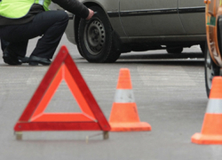 На Ставрополье "Опель" врезался в бетонное ограждение: двое доставлены в больницу