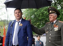 «Хорошо не ветеран над ним зонтик держит»: мэру Кисловодска привели в пример Путина во время дождя на День Победы