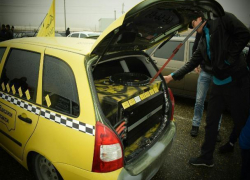 Видел бы продавец-дедушка, что я с ней сделал, - владелец заряженного автозвуком такси Алексей Шубный