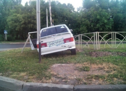 Уходивший от полицейской погони водитель врезался в ограждение в Ставрополе